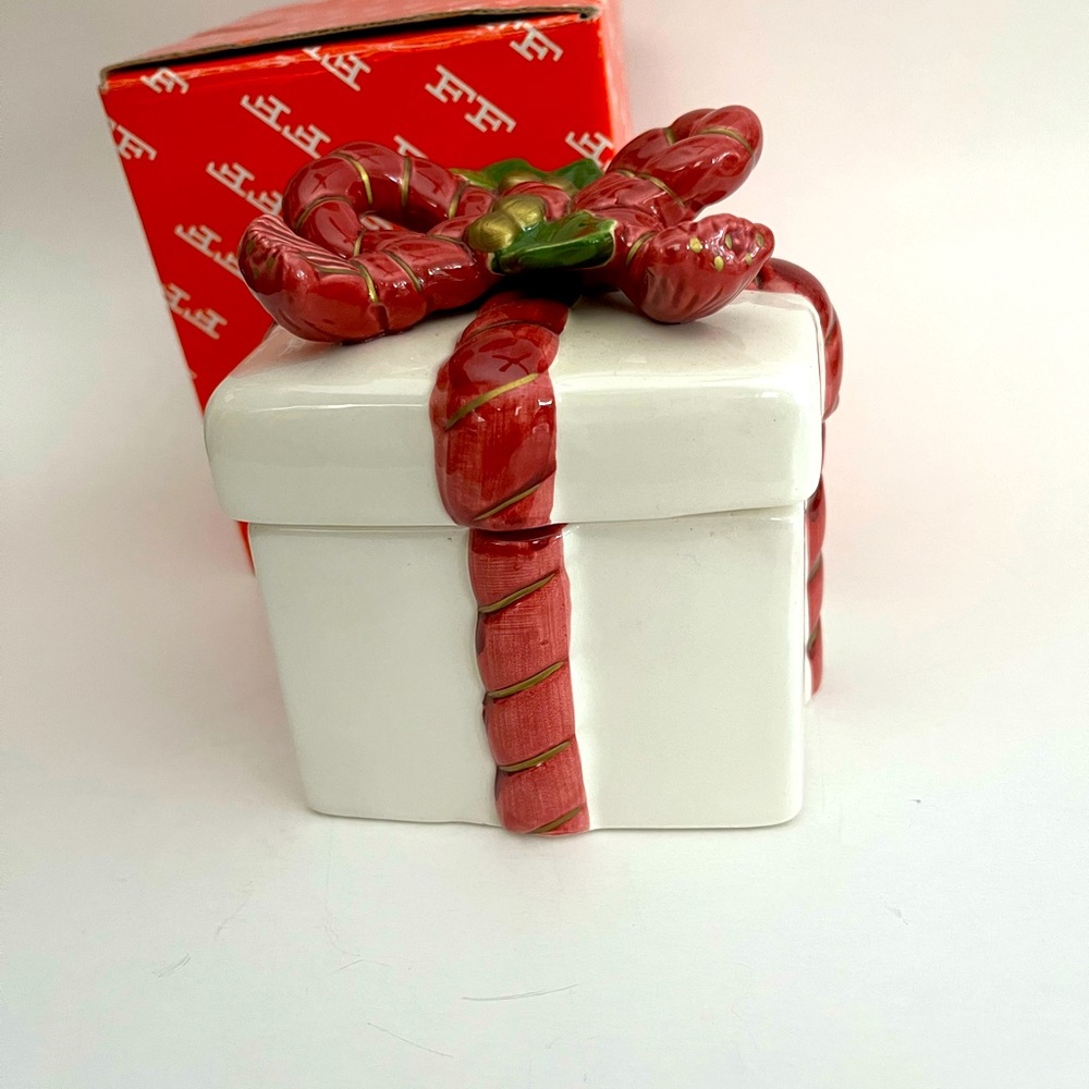 COPY - FITZ AND FLOYD “OLD WORLD SANTA LIDDED BOX”